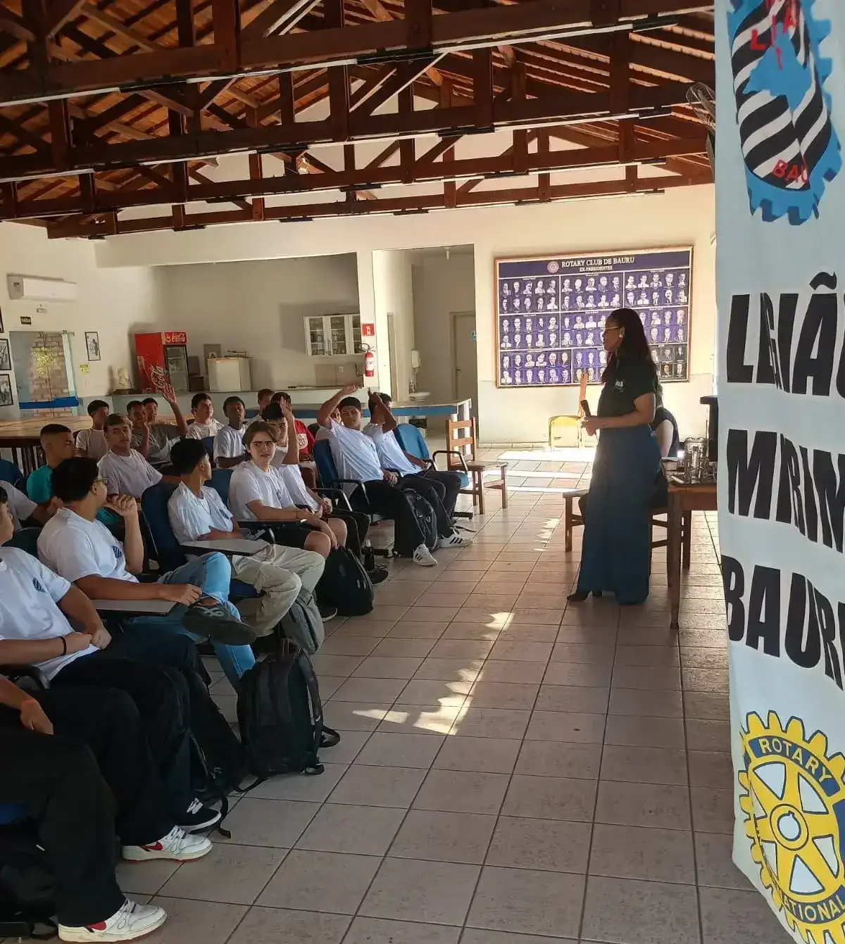 Jovens participando de atividade educacional