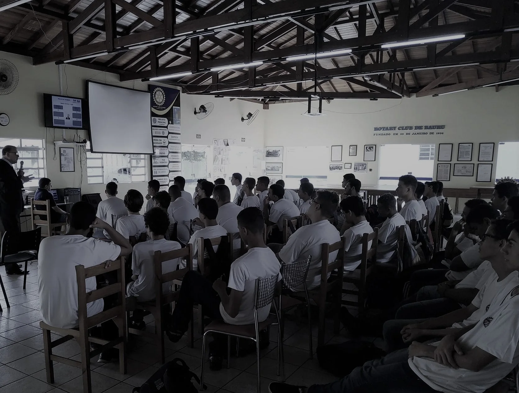 Aprendizes participando de uma aula na Legião Mirim