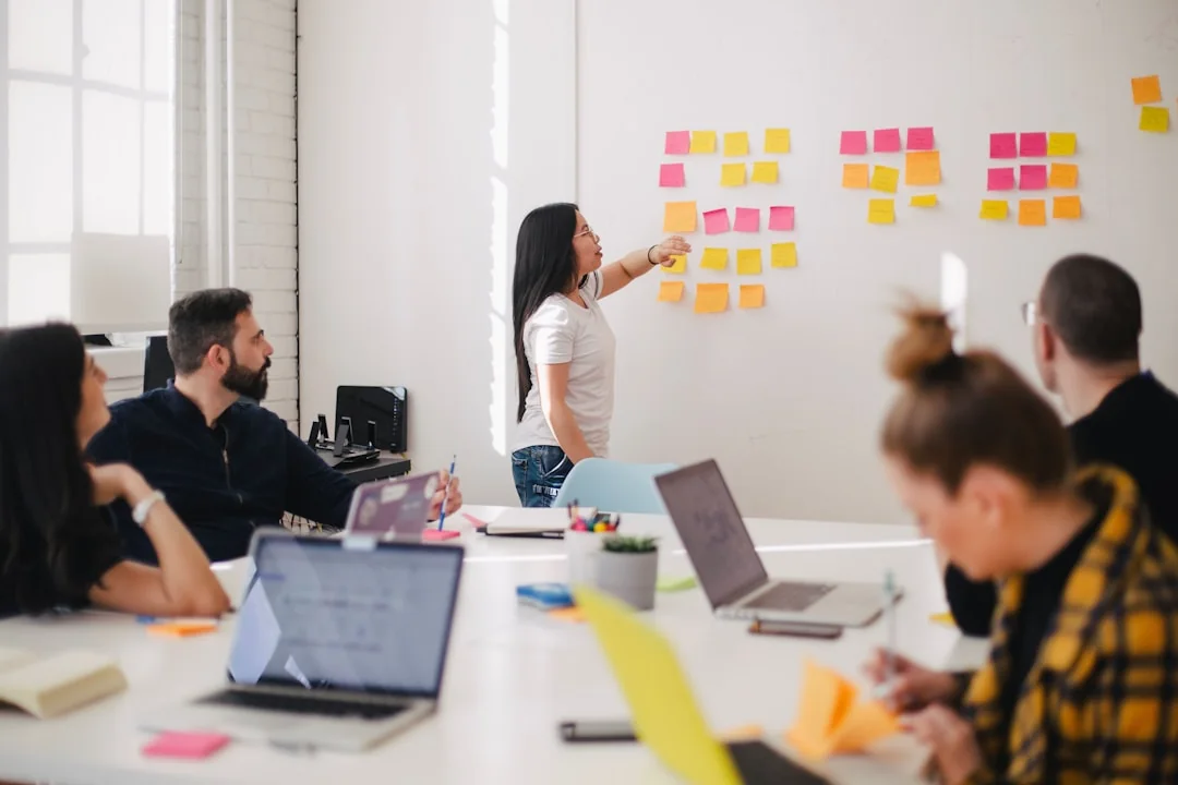 Equipe planejando atividades de forma colaborativa